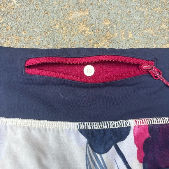 Lululemon Shorts Floral Print - Picture 4 of 4